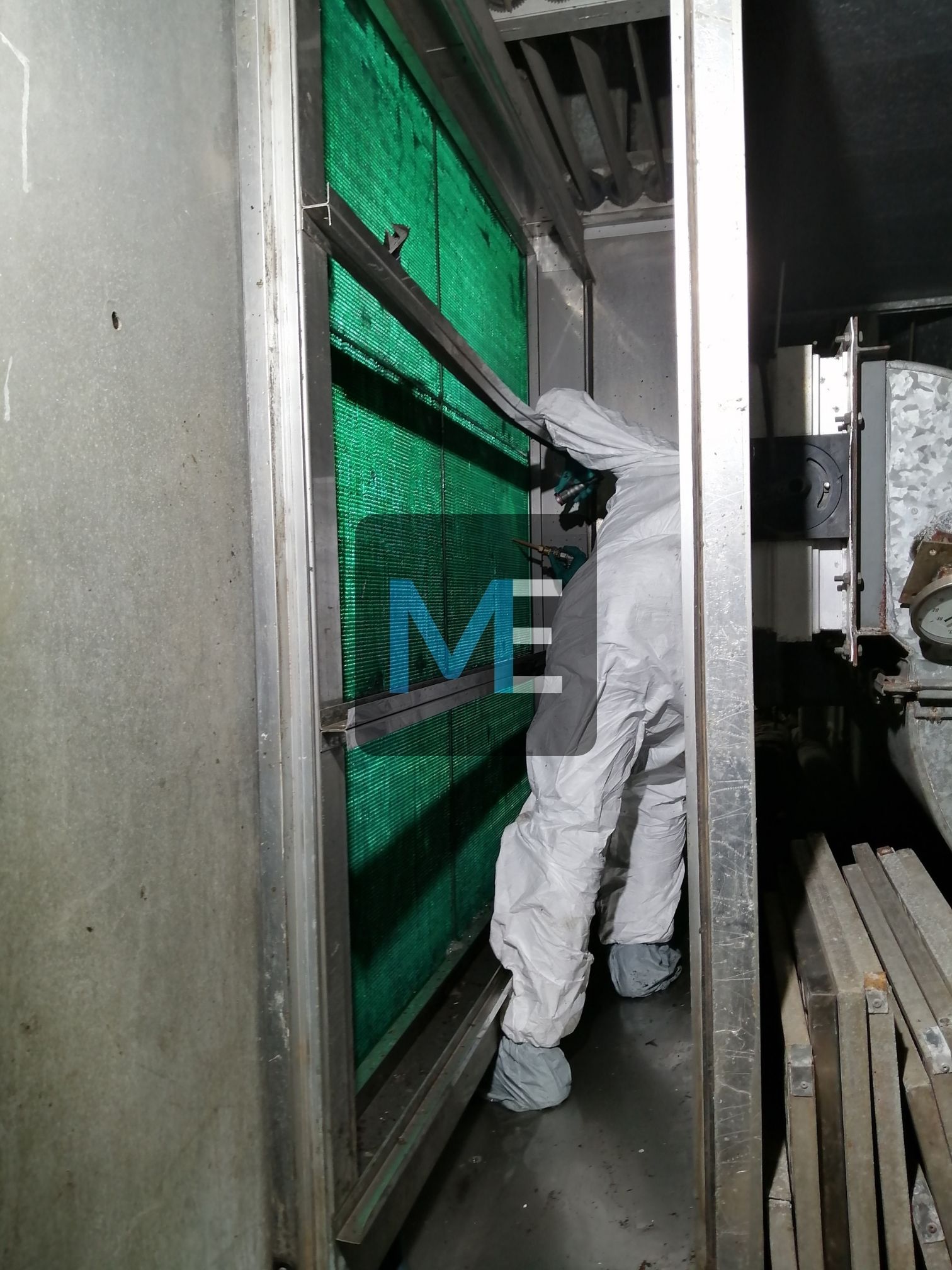 Cleaning of heat exchangers for air conditioning chambers