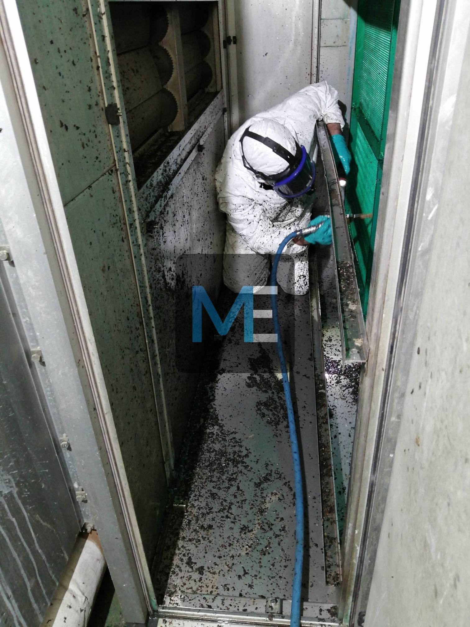 Cleaning of heat exchangers for air conditioning chambers