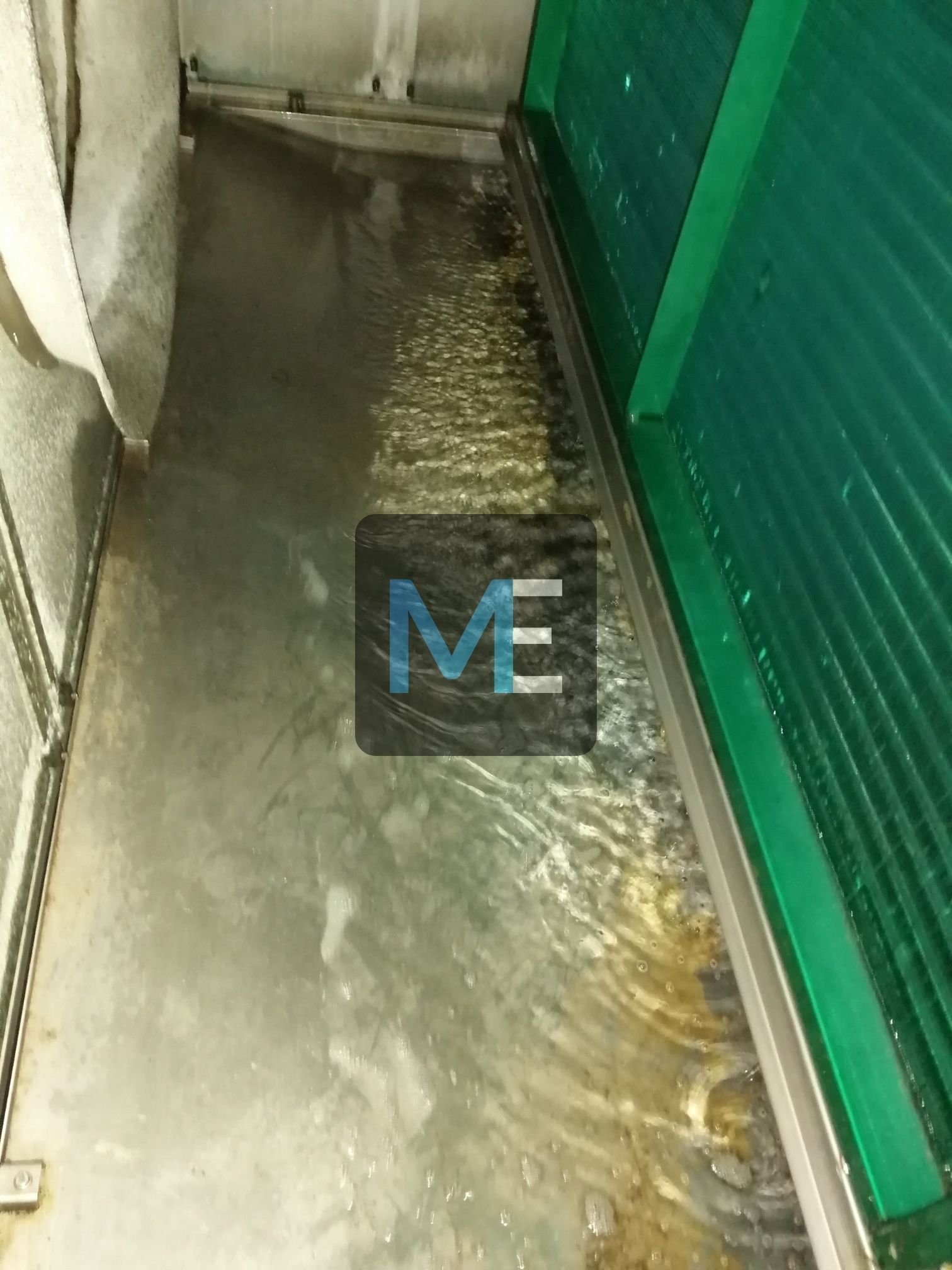 Cleaning of heat exchangers for air conditioning chambers