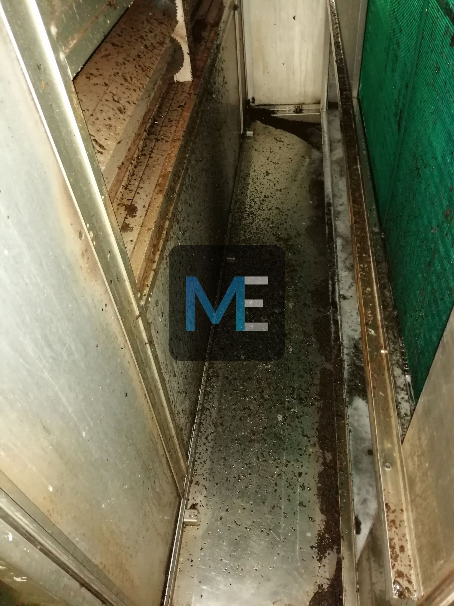 Cleaning of heat exchangers for air conditioning chambers