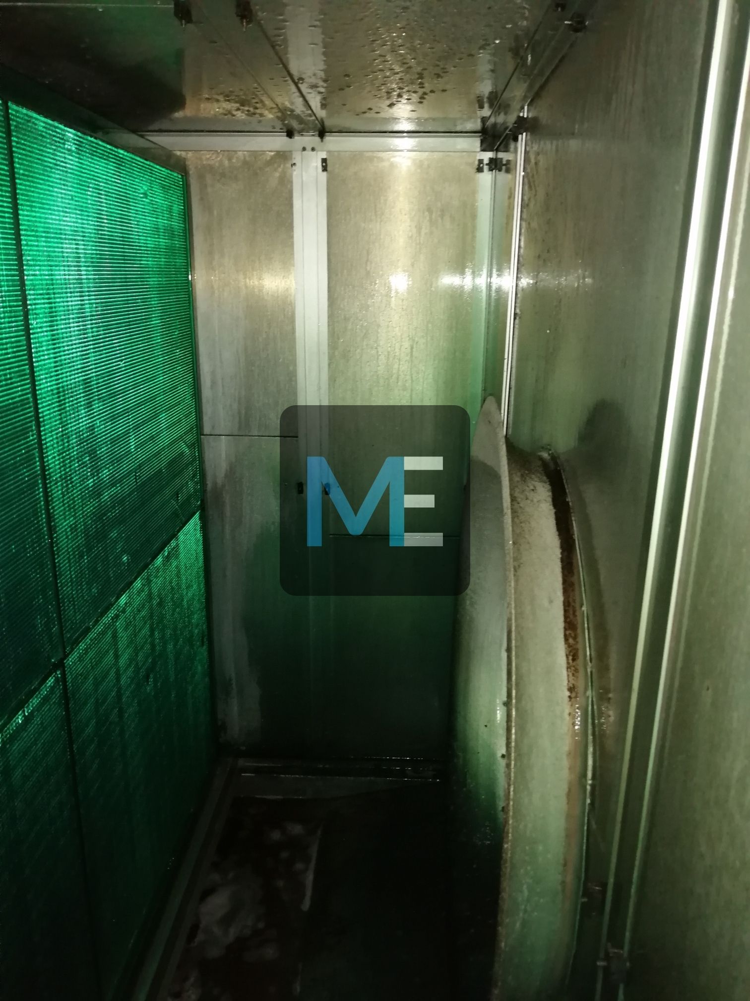 Cleaning of heat exchangers for air conditioning chambers