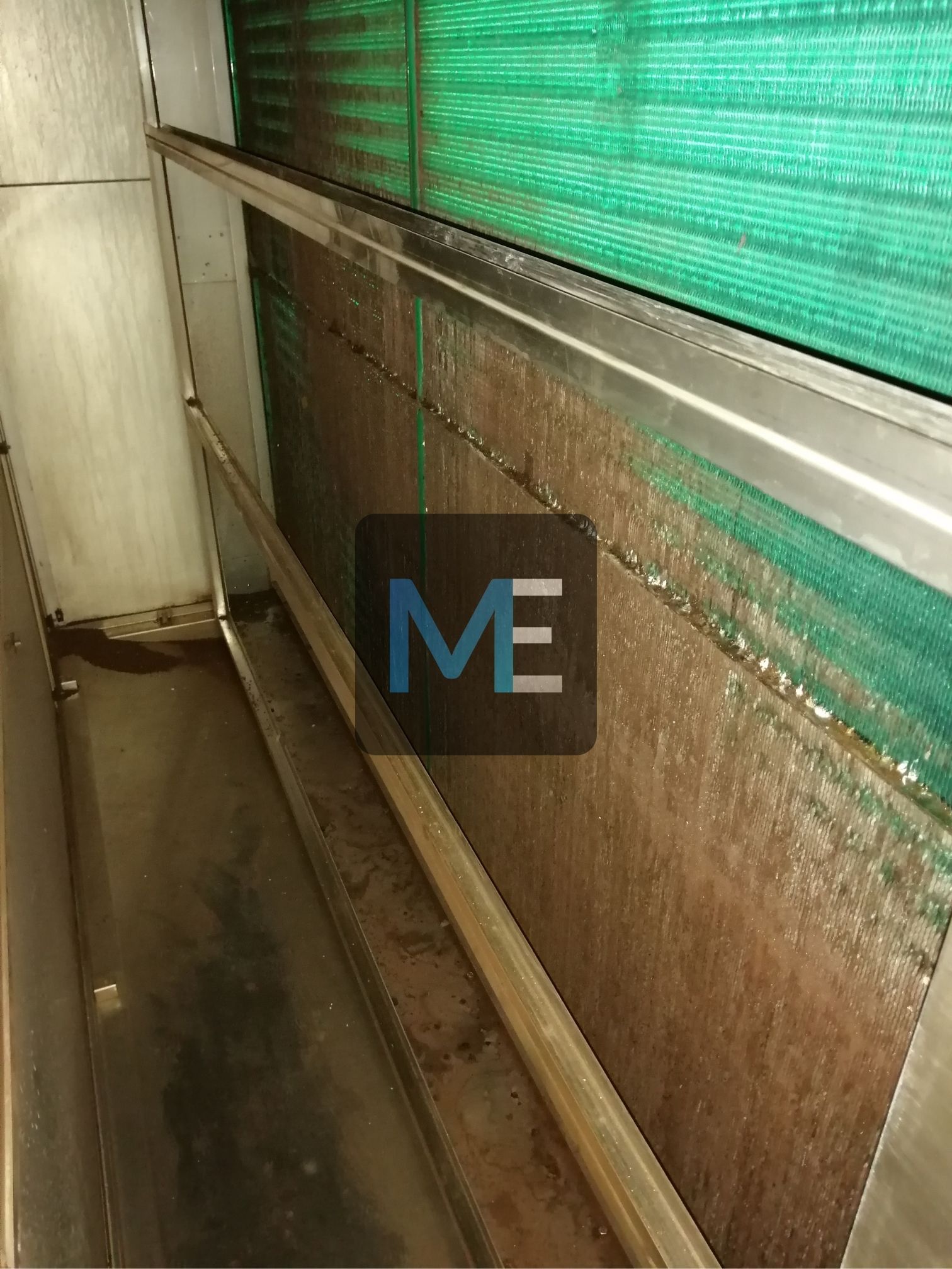 Cleaning of heat exchangers for air conditioning chambers