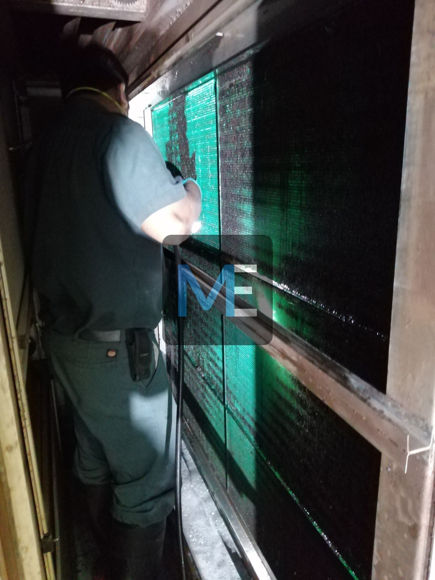 Cleaning of heat exchangers for air conditioning chambers