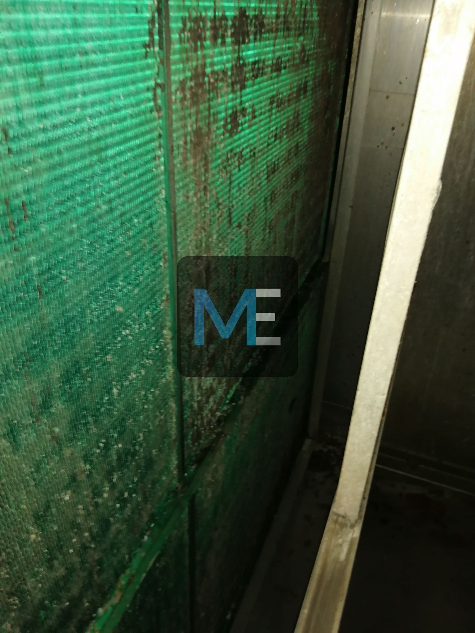 Cleaning of heat exchangers for air conditioning chambers