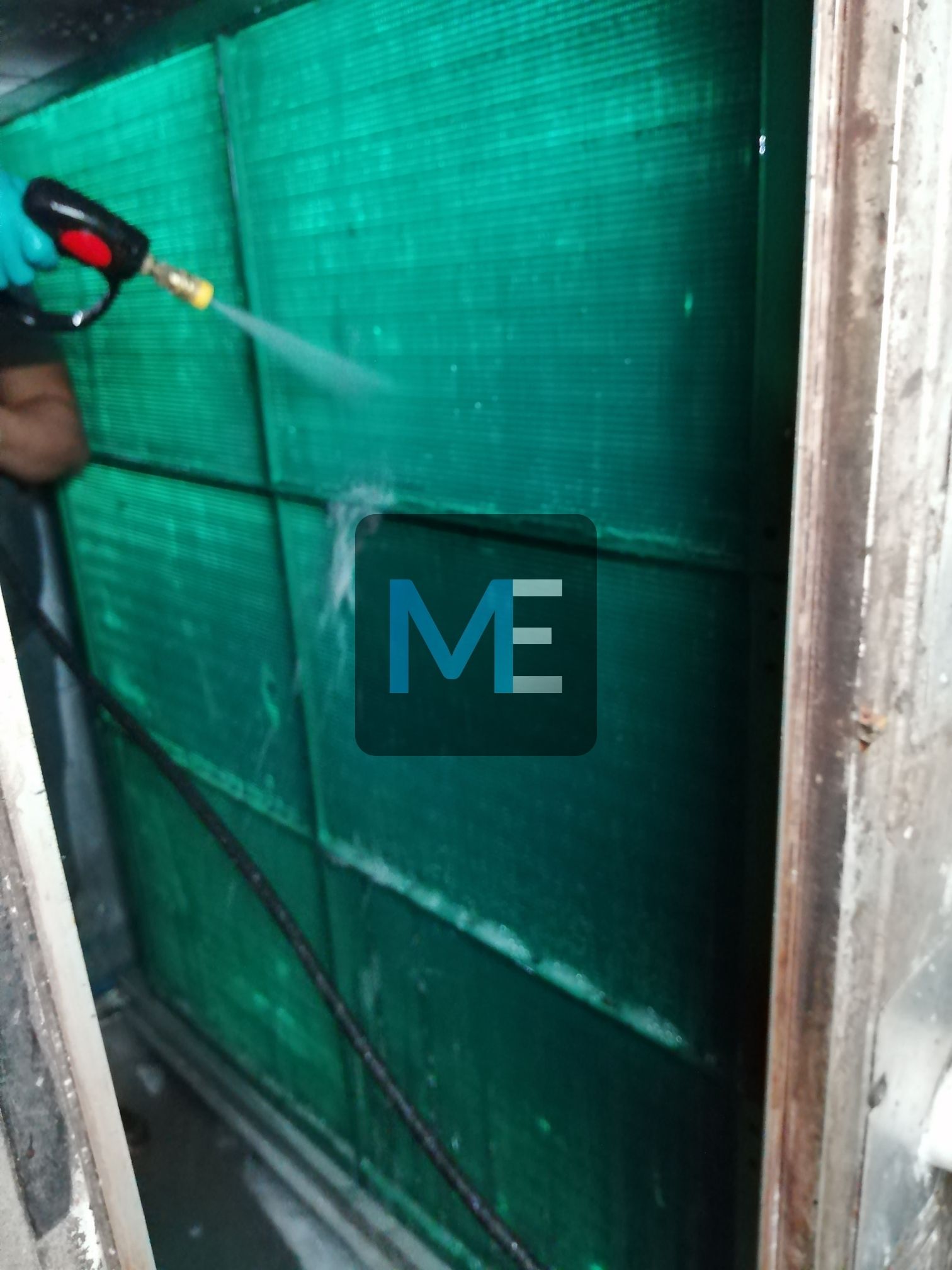 Cleaning of heat exchangers for air conditioning chambers