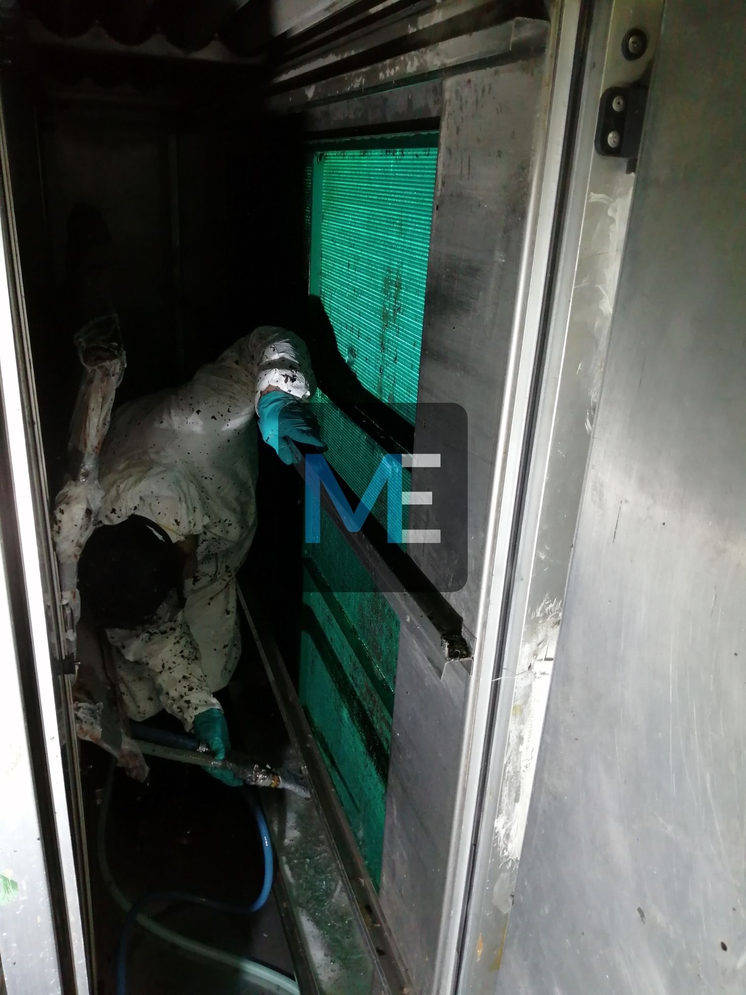 Cleaning of heat exchangers for air conditioning chambers