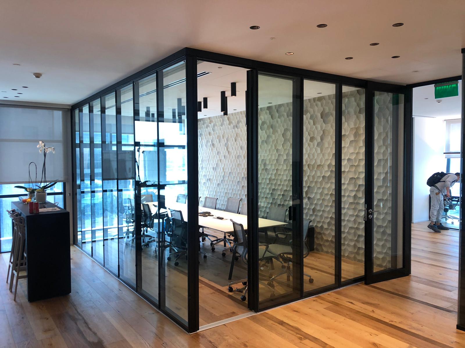 מחיצות זכוכית ניידות 