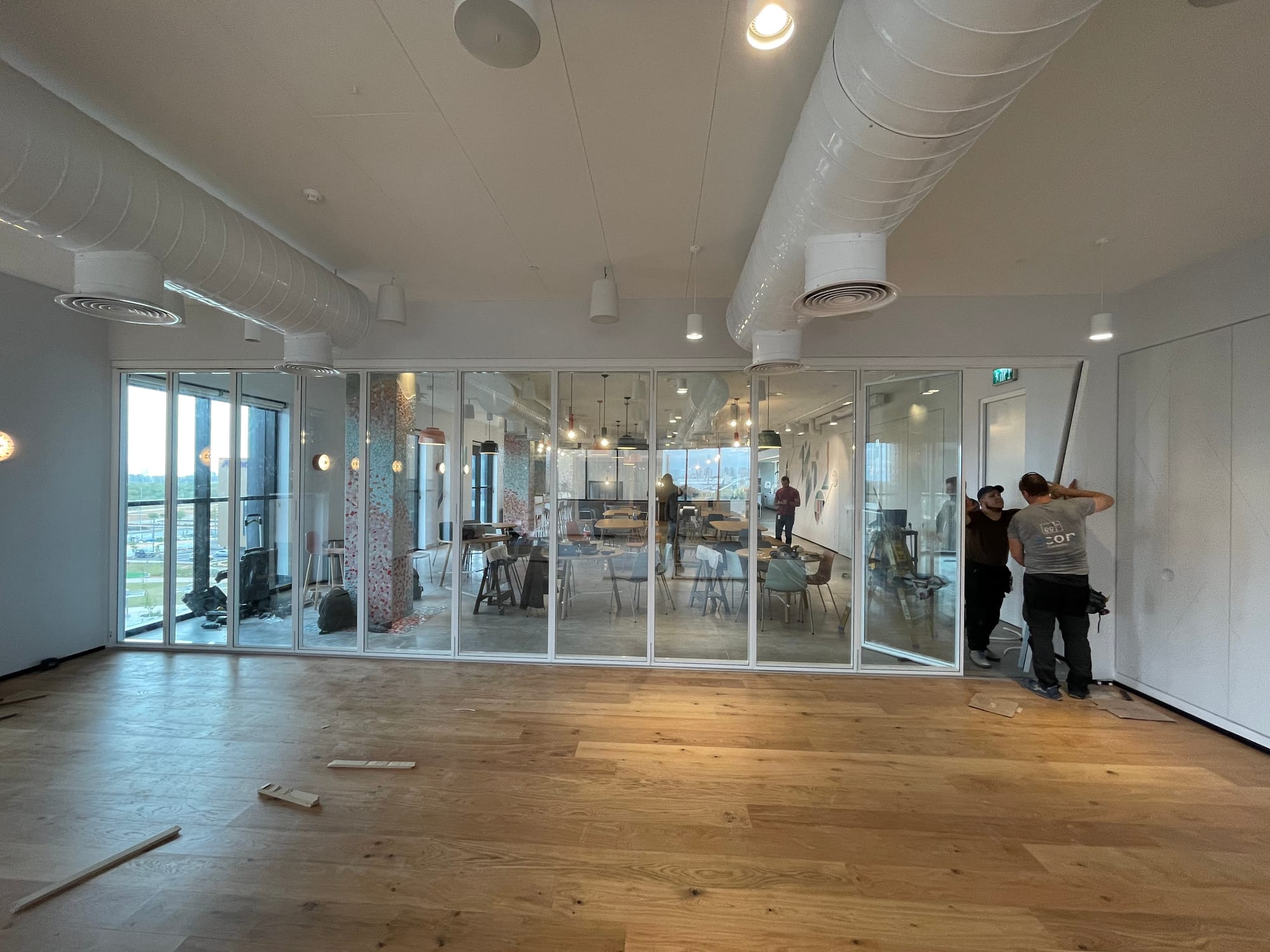 מחיצות זכוכית ניידות 