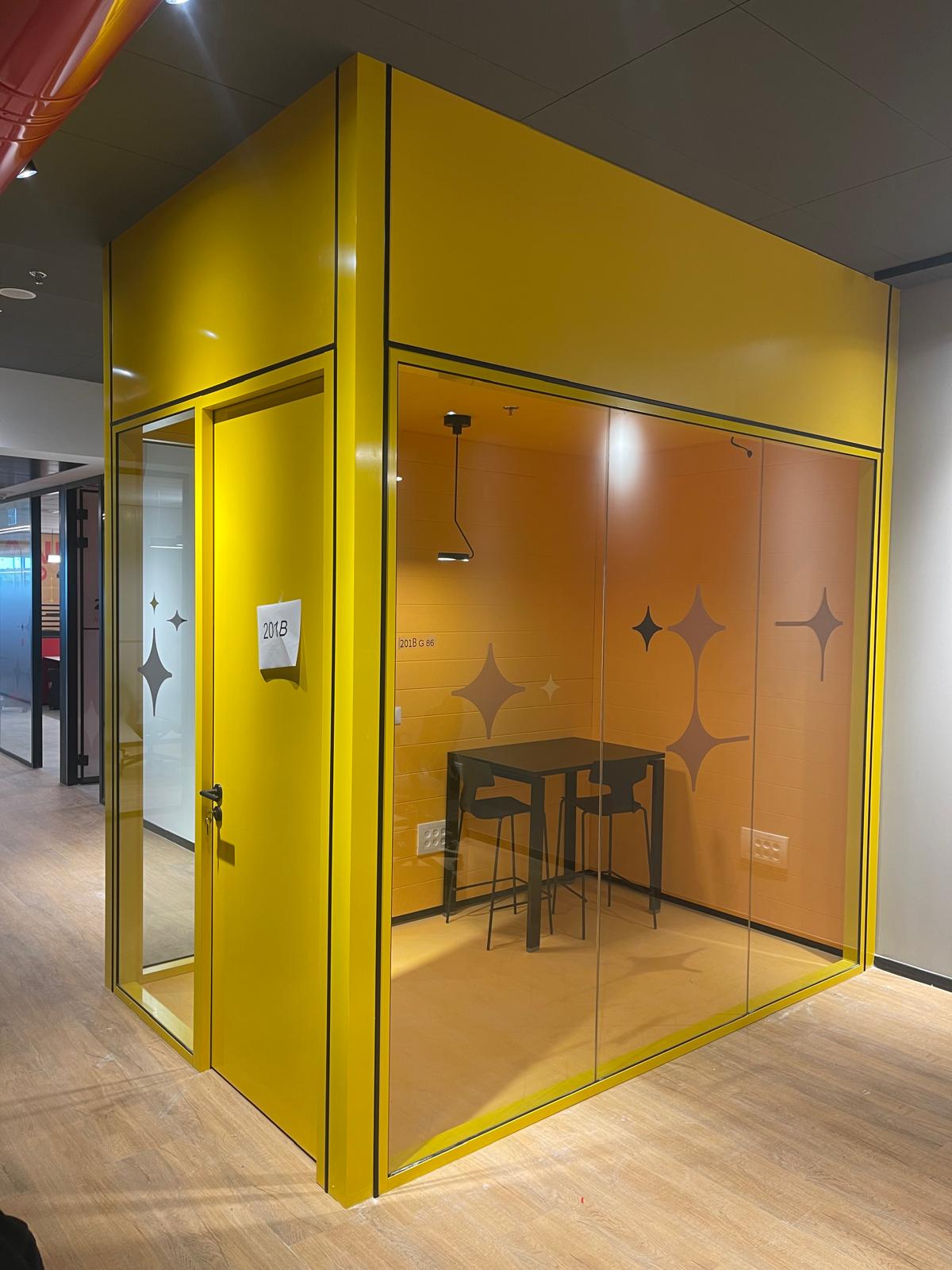 חדרים אקוסטיים מזכוכית  