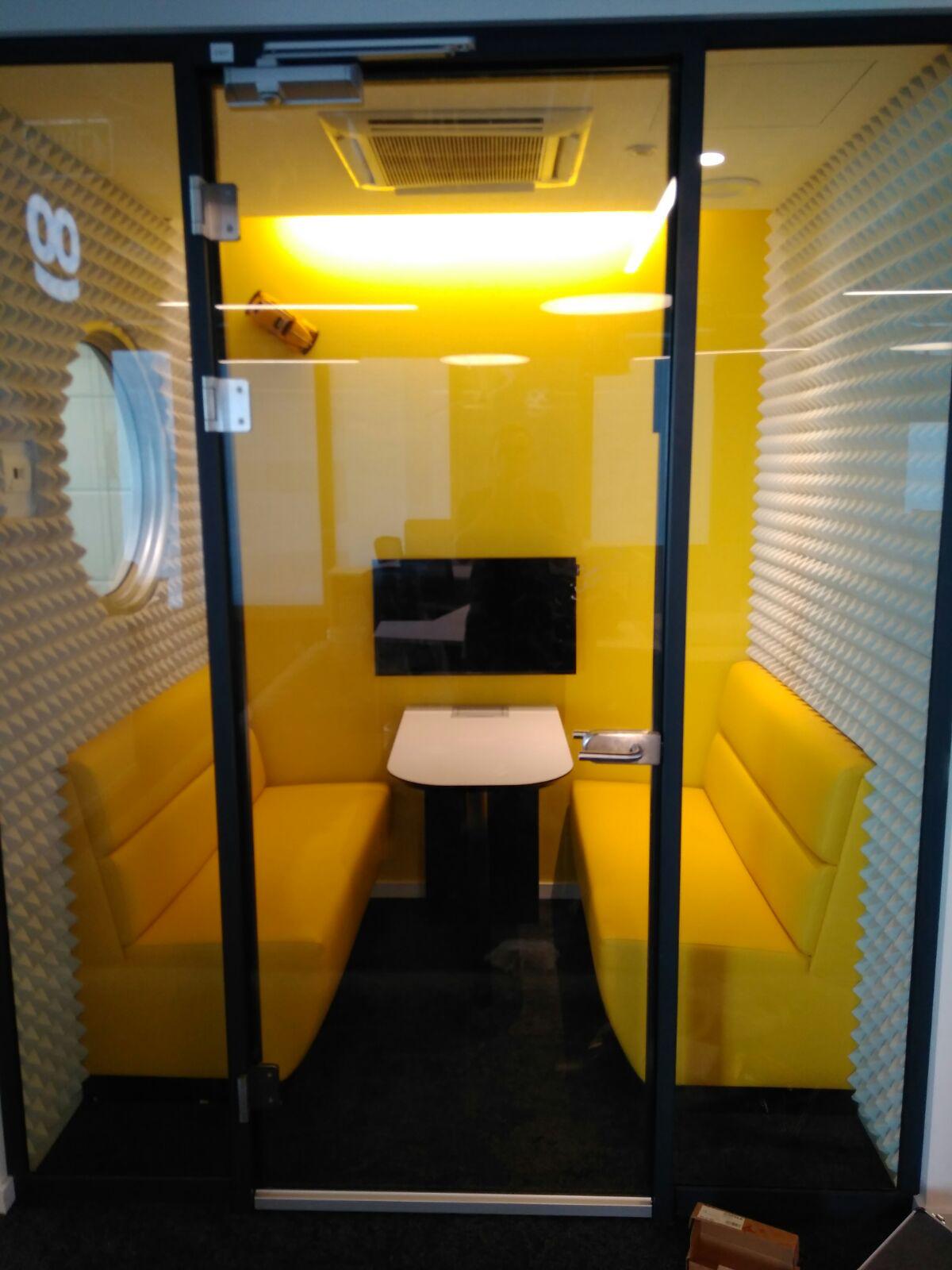 חדרים אקוסטיים מזכוכית  