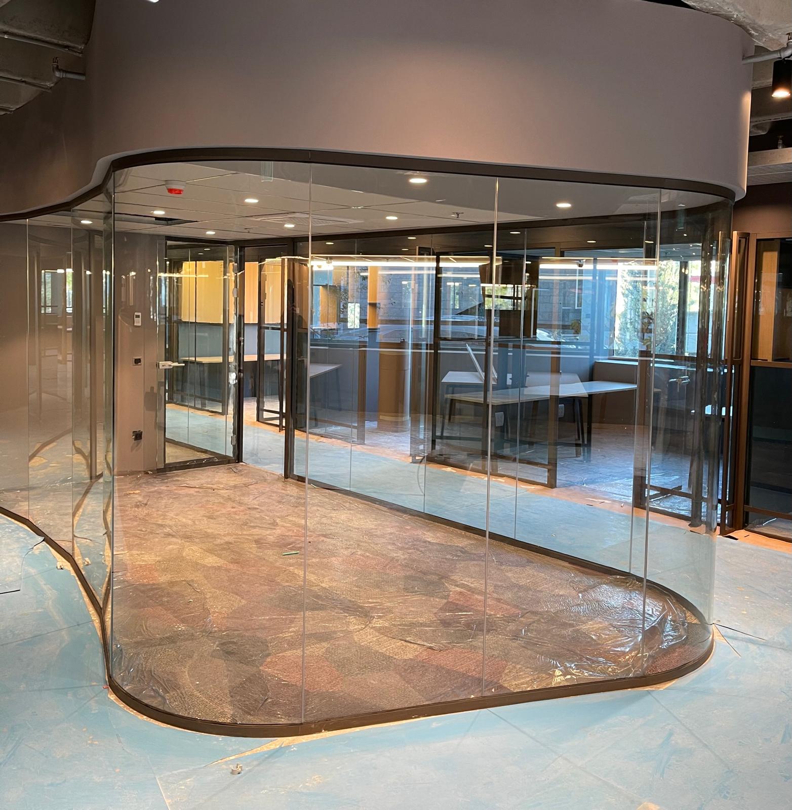 חדרים אקוסטיים מזכוכית  