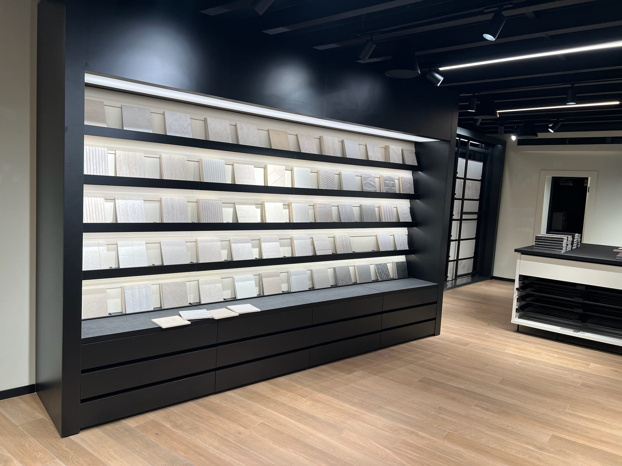 התקנת מדפי תצוגה 