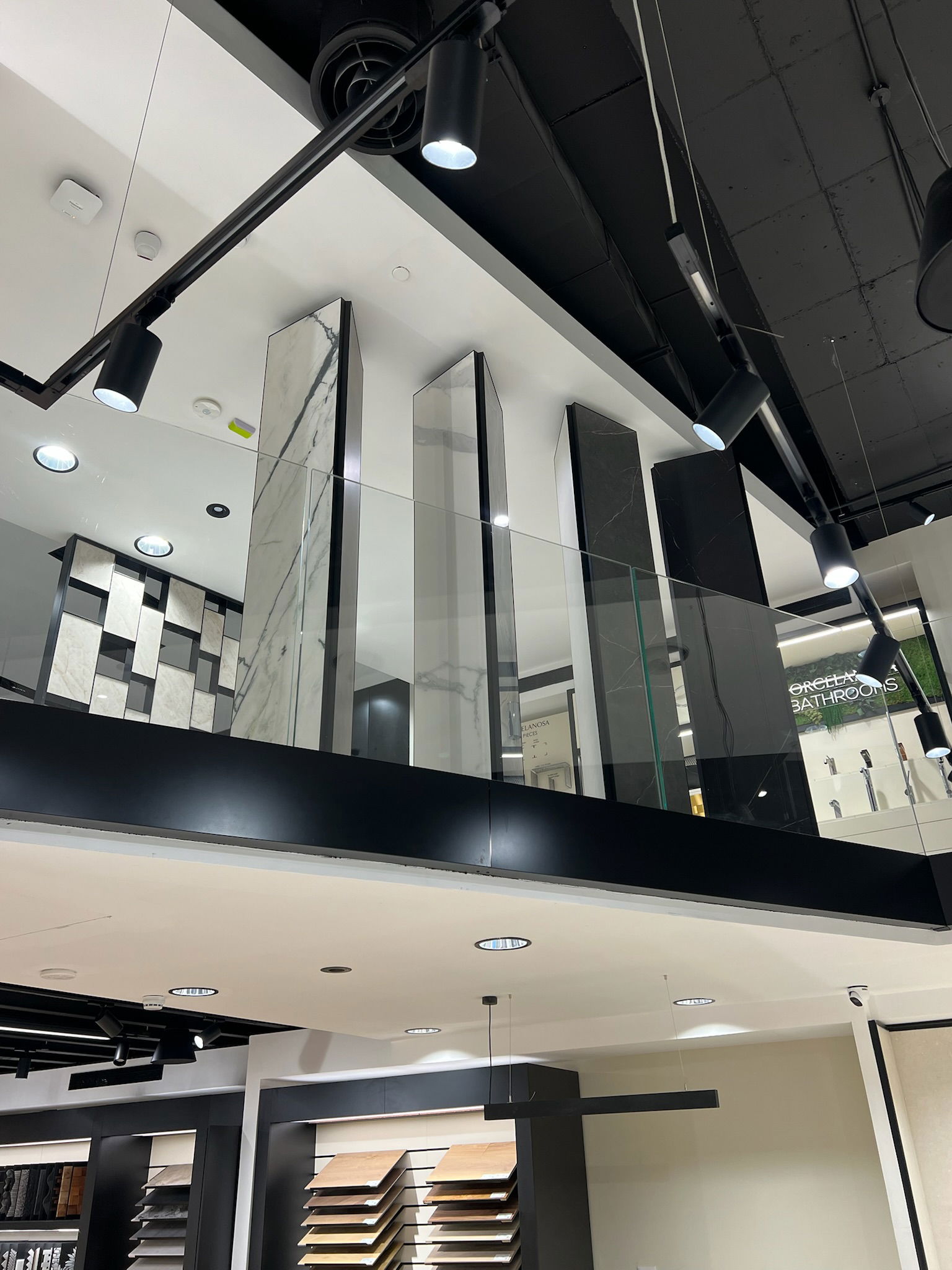 התקנת מדפי תצוגה 