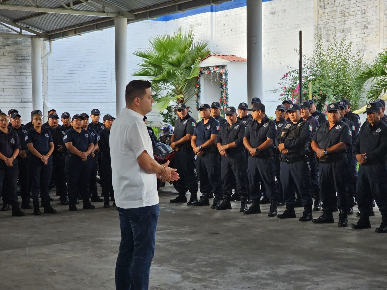 El alcalde de Comalcalco recorre las instalaciones de la Dirección de Seguridad Pública