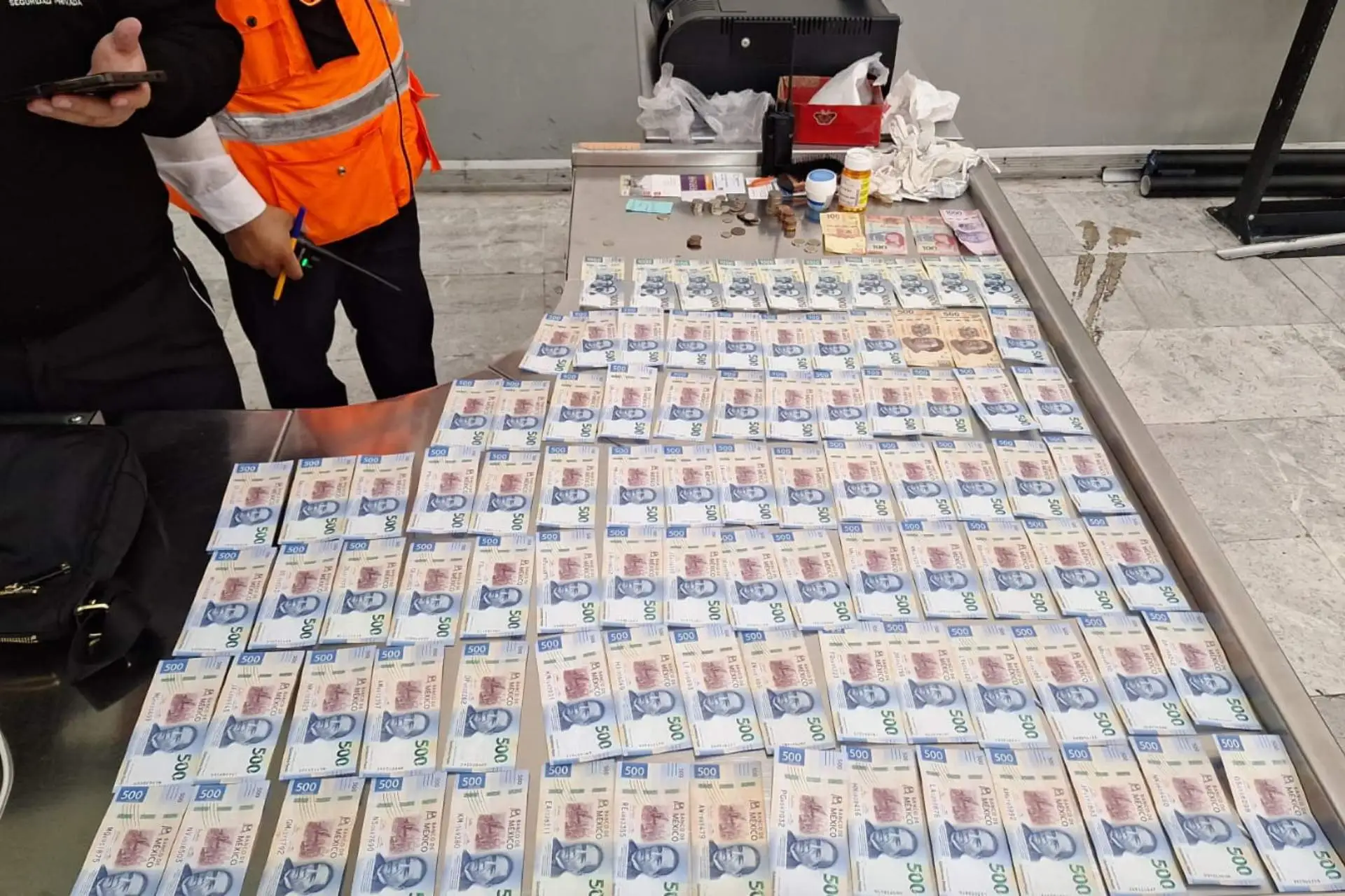 Mujer olvida bolsa de mano con 53 mil pesos en el AICM