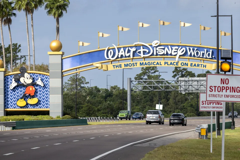 Disney World reabre sus parques temáticos de Florida, tras el paso de huracán Milton