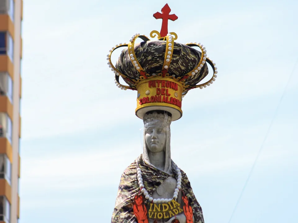 Arrojan pintura a estatua de Isabel la Católica en rechazo al "colonialismo" en Bolivia