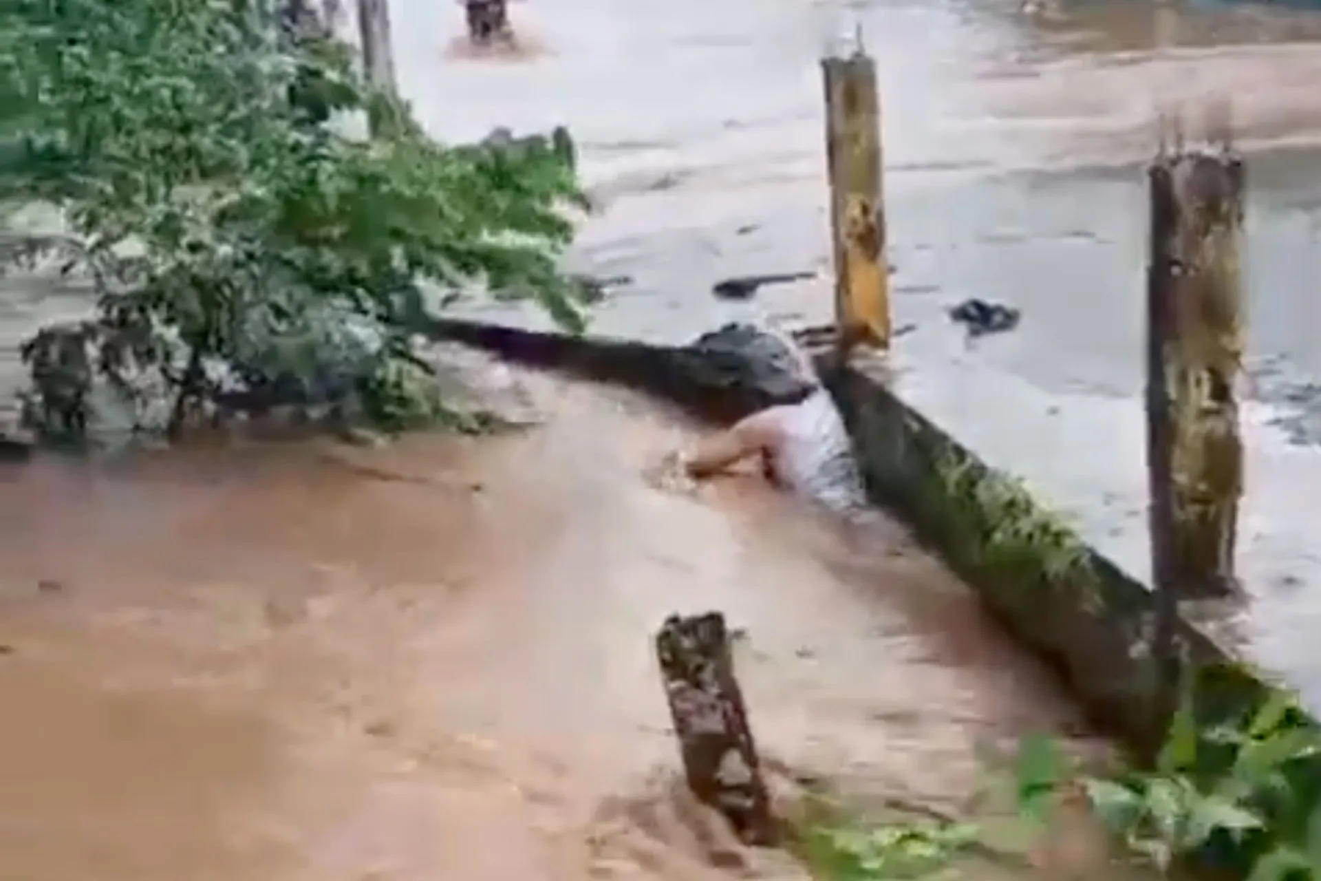 Hallan cuerpo de joven que fue arrastrado por la corriente de un río en Veracruz