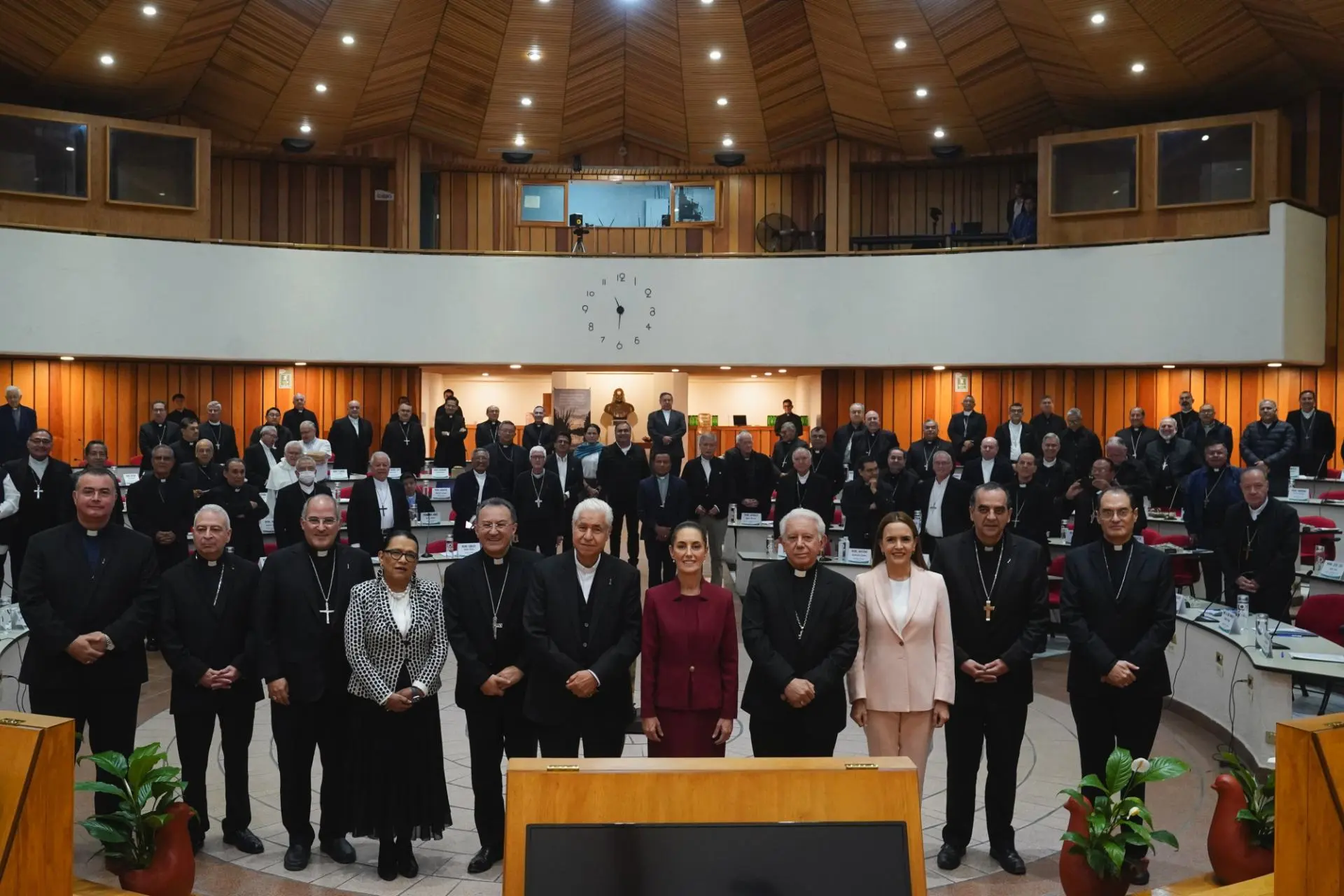 Sheinbaum se reúne con la Conferencia del Episcopado Mexicano para dialogar sobre paz y desarrollo