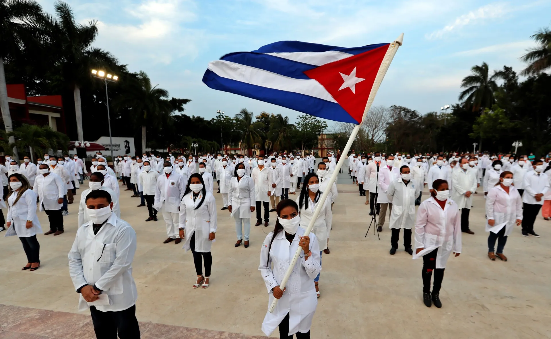 Llega a México un nuevo grupo de 199 médicos cubanos para atender comunidades remotas