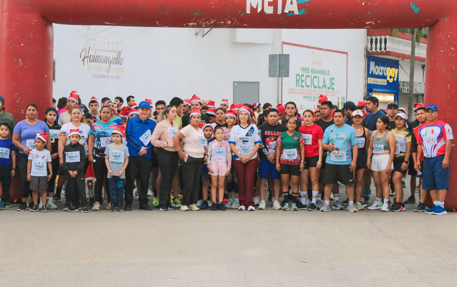 Mari Luz Velázquez Jiménez inaugura y participa en la Primera Gran Carrera Atlética Navideña