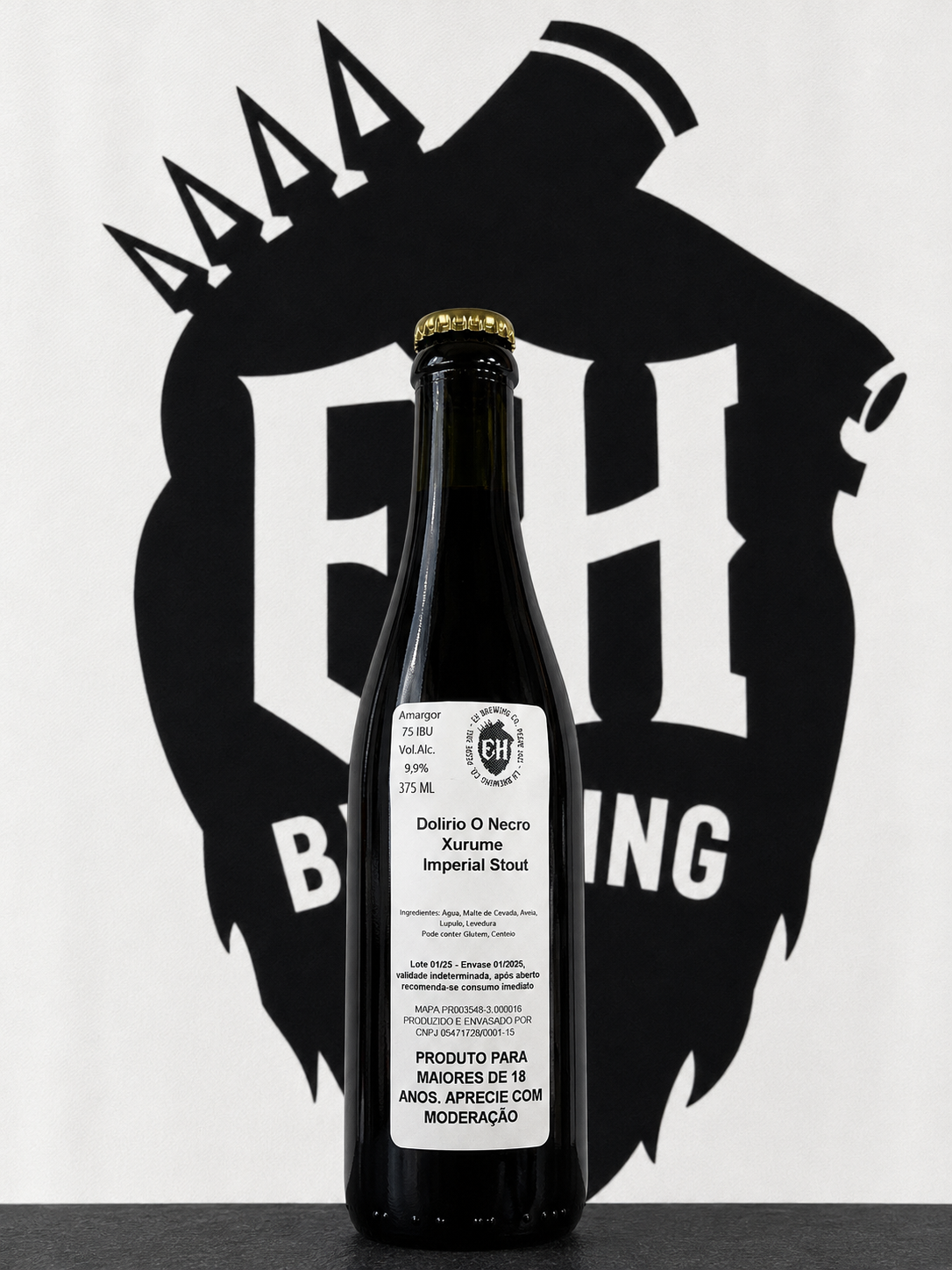 Imperial Stout intensa, criada para quem aprecia cervejas escuras, robustas e de grande complexidade.