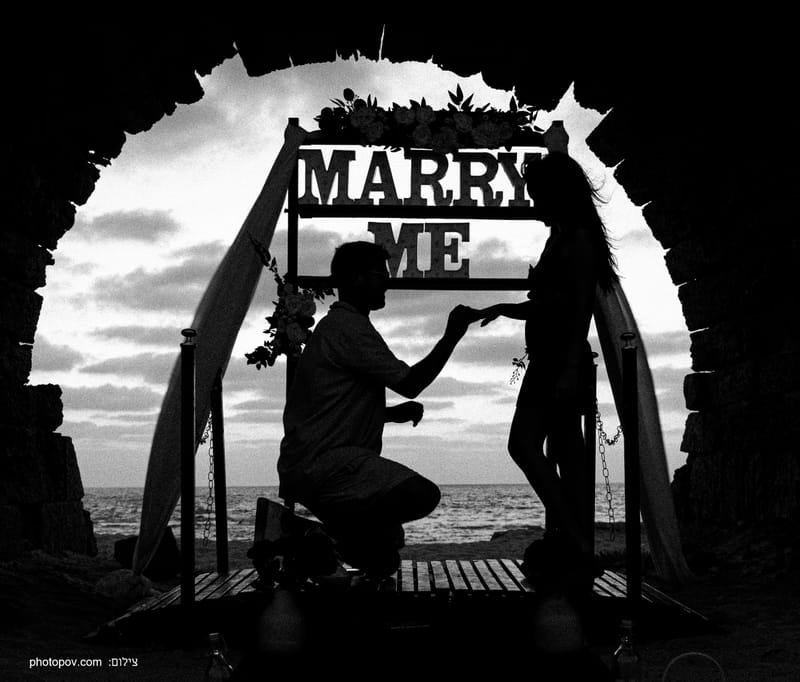 הצעות נישואין, אירוסין, חתונות קטנות