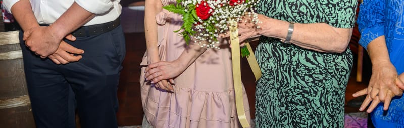 הצעות נישואין, אירוסין, חתונות קטנות