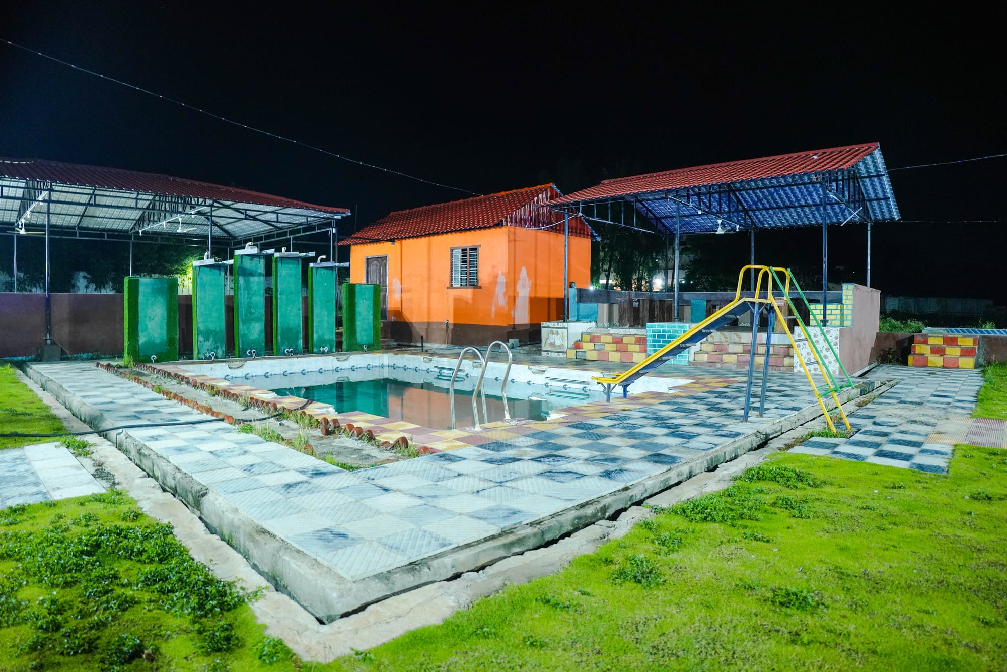 COTTAGES,LAWN AND POOL