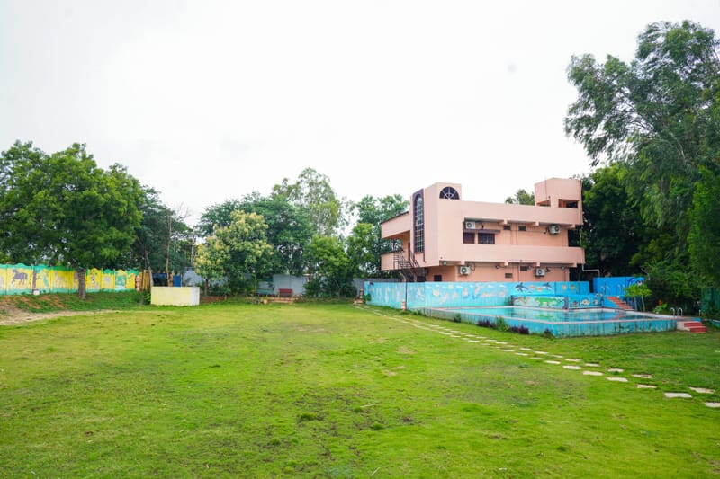 VILLA WITH LAWN AND PRIVATE POOL