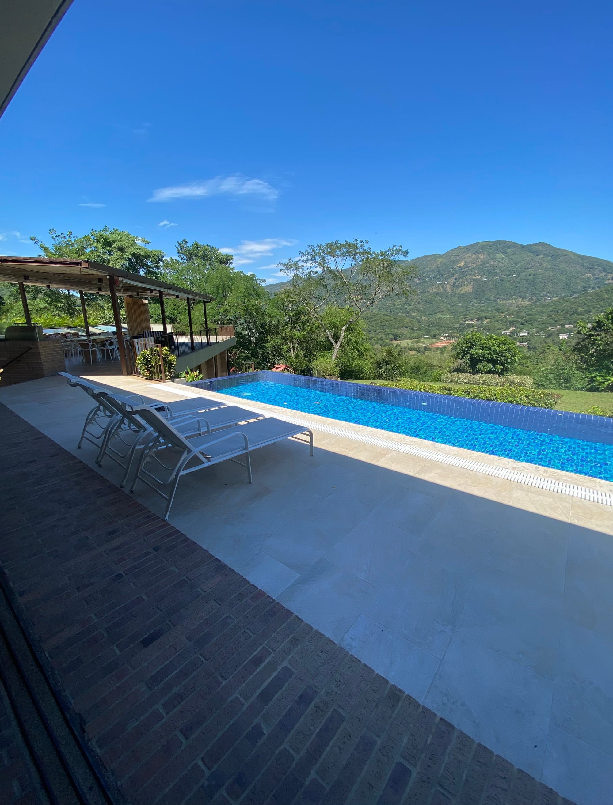 Costa desde la piscina