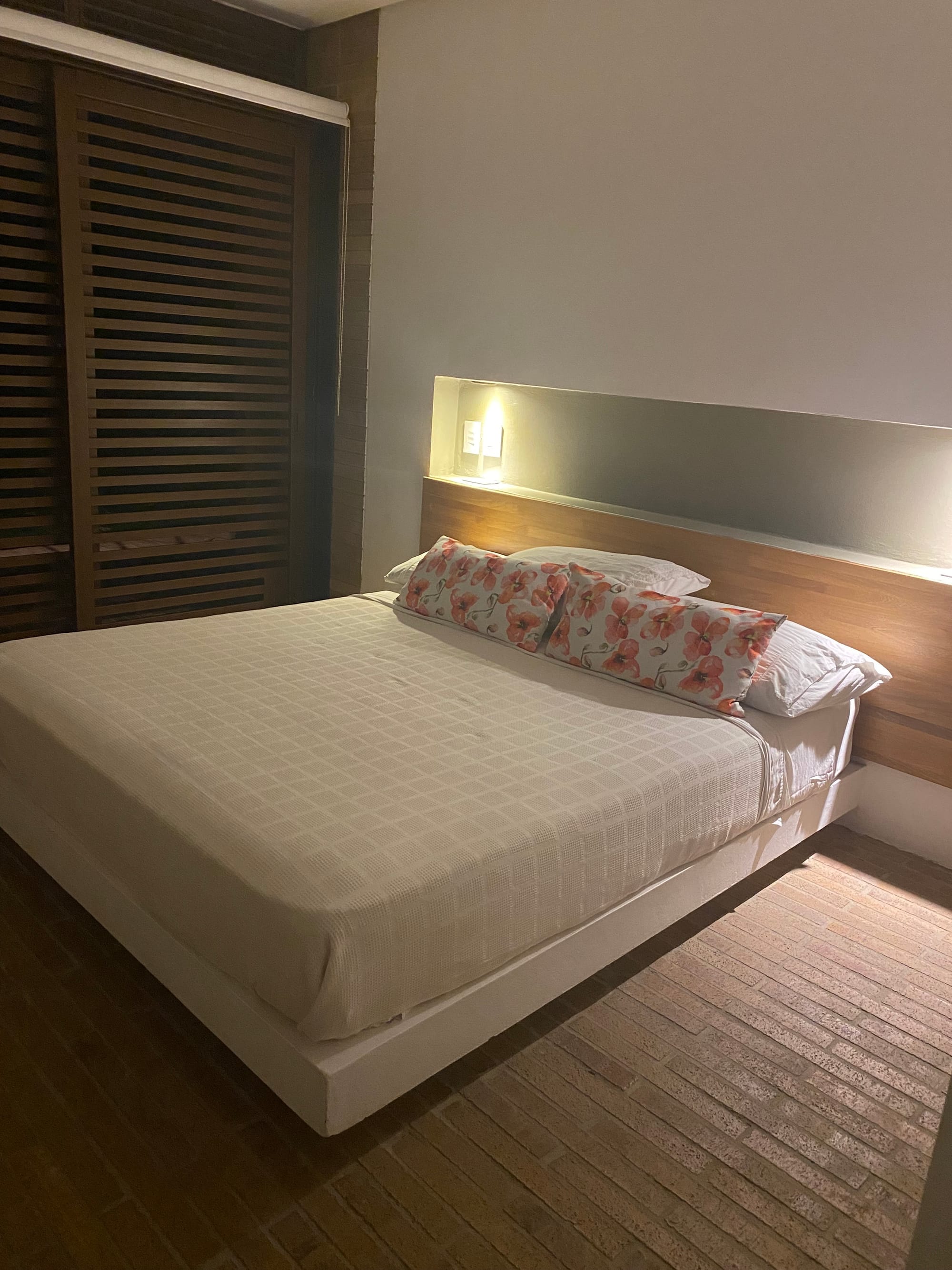 Habitación  con cama queen y un camarote