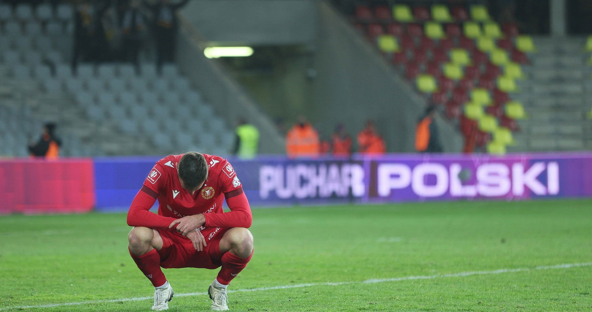 Korona Kielce pokonuje Widzew Łódź i awansuje do ćwierćfinału Pucharu Polski.