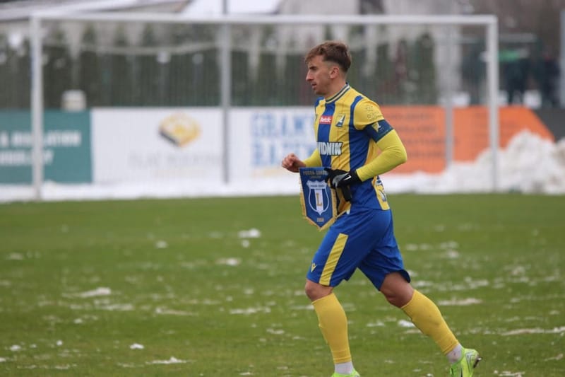 W Lubaczowie, podobnie jak w dużej części Polski, murawę pokrył śnieg. Dzięki pomocy kibiców mecz z Avią na szczęście doszedł do skutku.