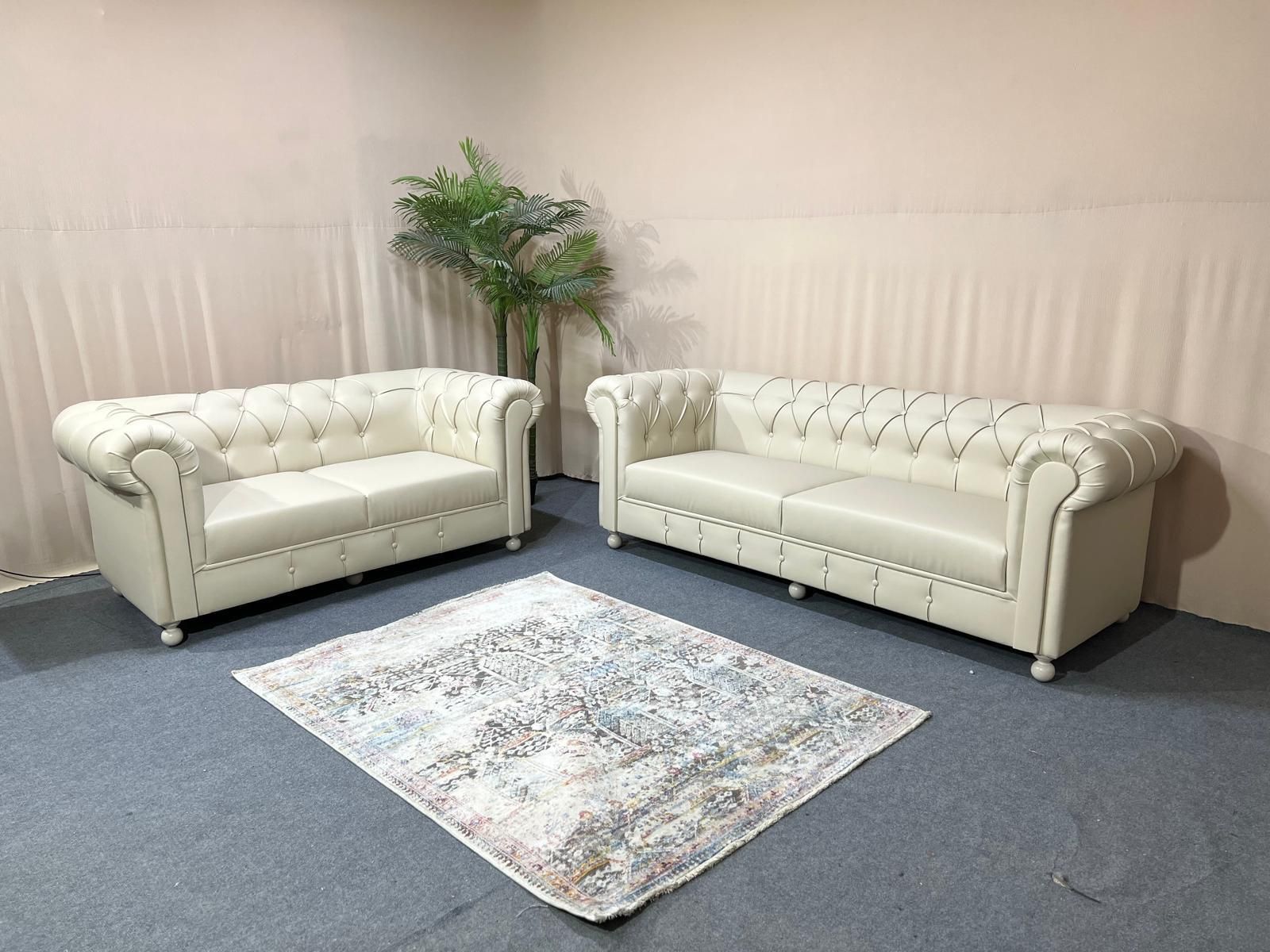 פינת ישיבה תלת ודו מושבי קפיטונג' בצבע דמוי עור לבן