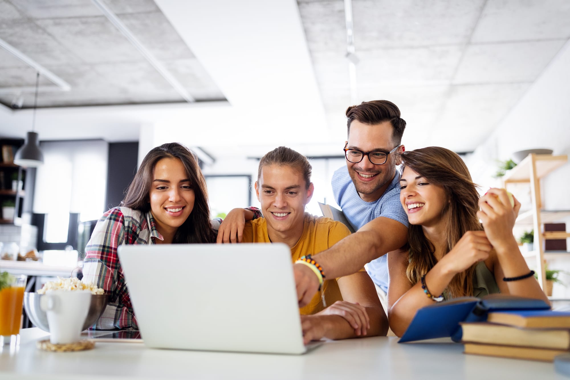 Clases en Línea vs. Clases Presenciales: ¿Cuál Es Mejor para Aprender un Idioma?