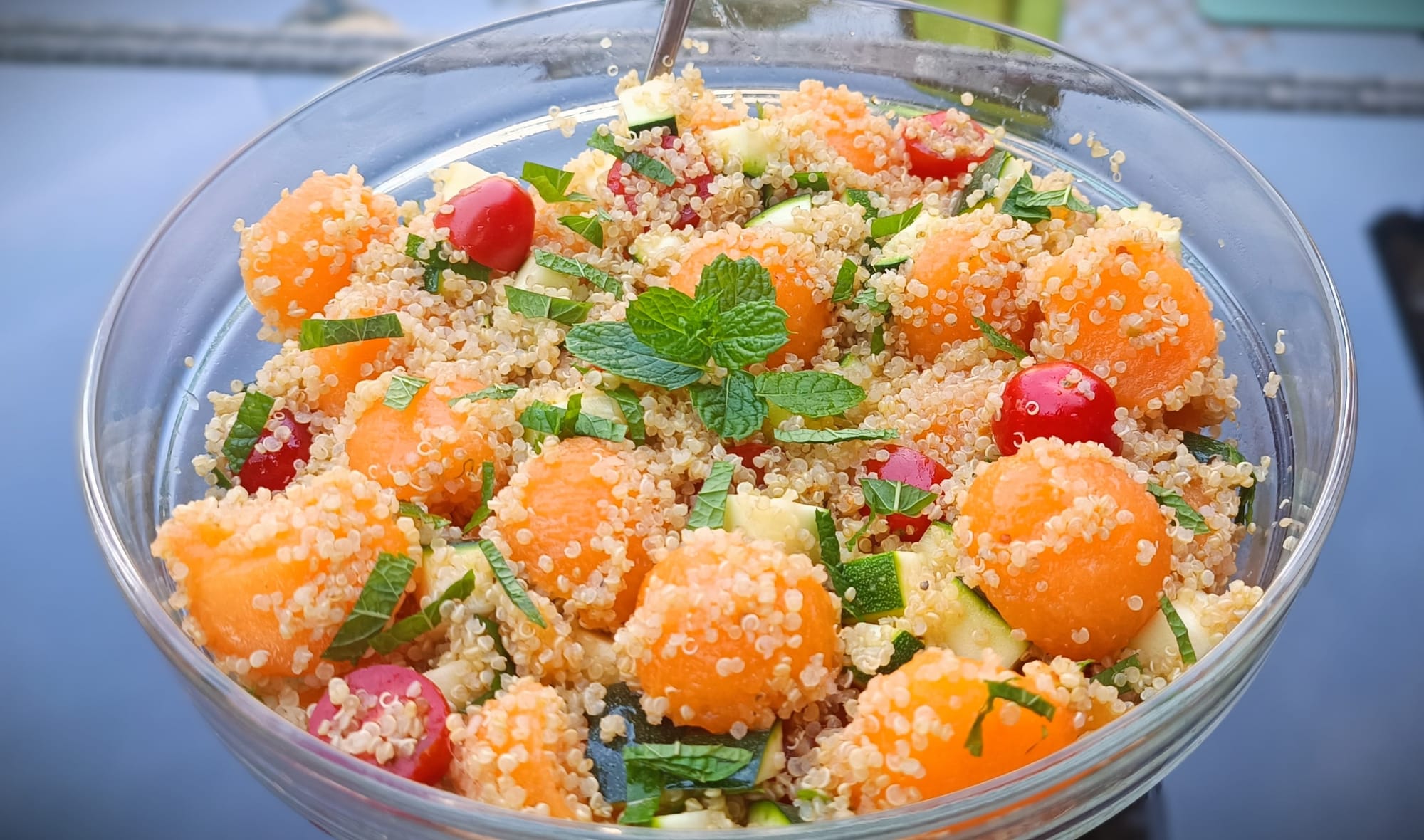 Salade de quinoa au melon, courgette et menthe