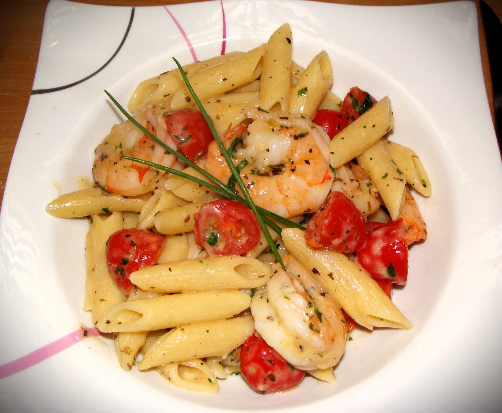Penne aux scampis, vin blanc et tomates cerises