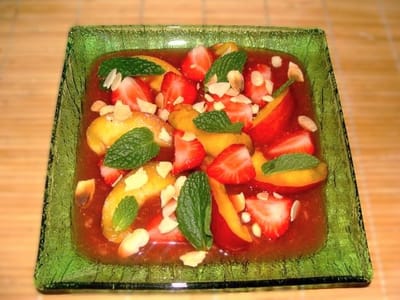 Nage de fraises et de nectarines au muscat