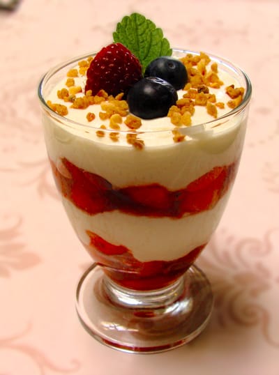 Fraises au coulis de framboises et crème mascarpone