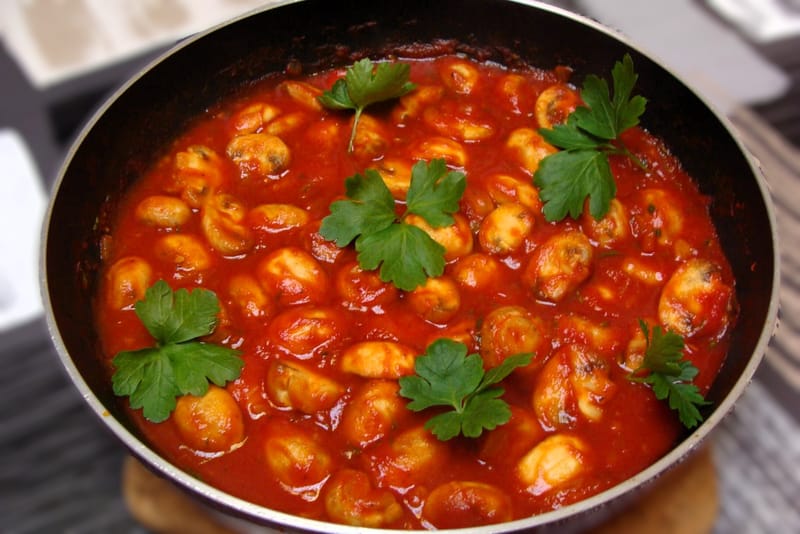 Poêlée de champignons à la tomate et aux herbes