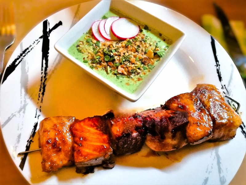 Brochettes de saumon laqué et sauce dip aux épinards & yaourt