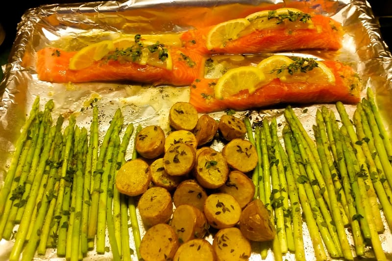 One pan de saumon, asperges vertes et pommes au four