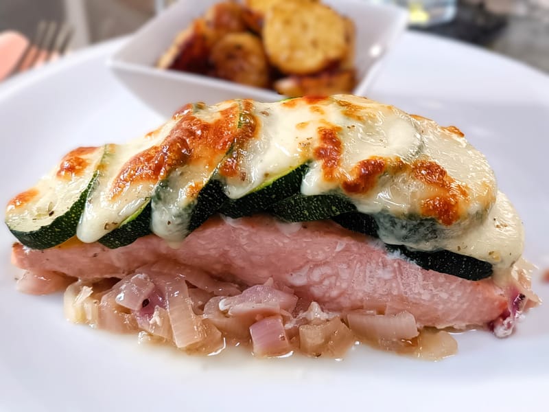 Saumon gratiné à la courgette et mozzarella