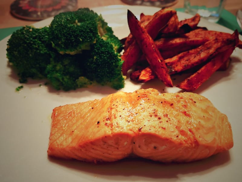 Saumon laqué à l'orange et frites de patates douces au paprika