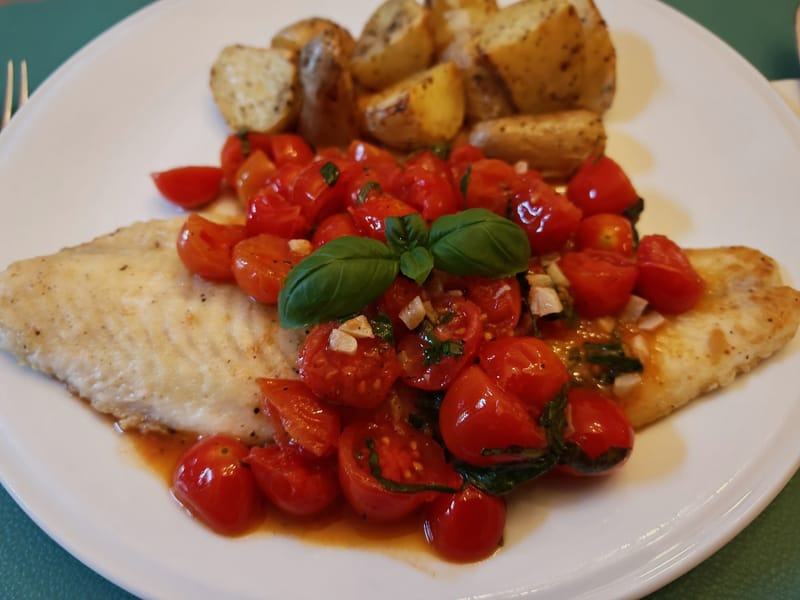 Filet de poisson aux tomates cerises, ail et basilic