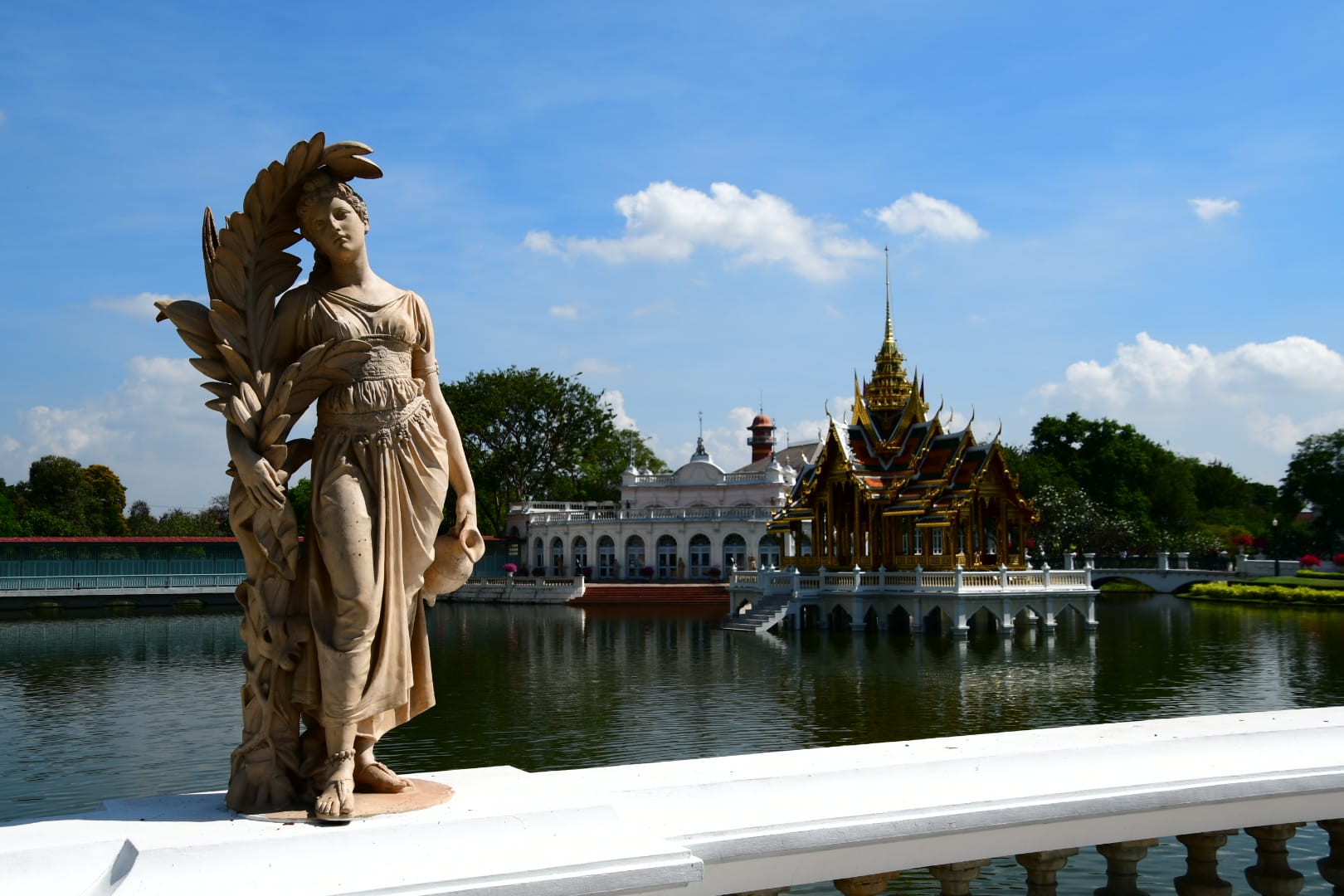 Palais Royal de Bang Pa In : Un Joyau Architectural de Thaïlande