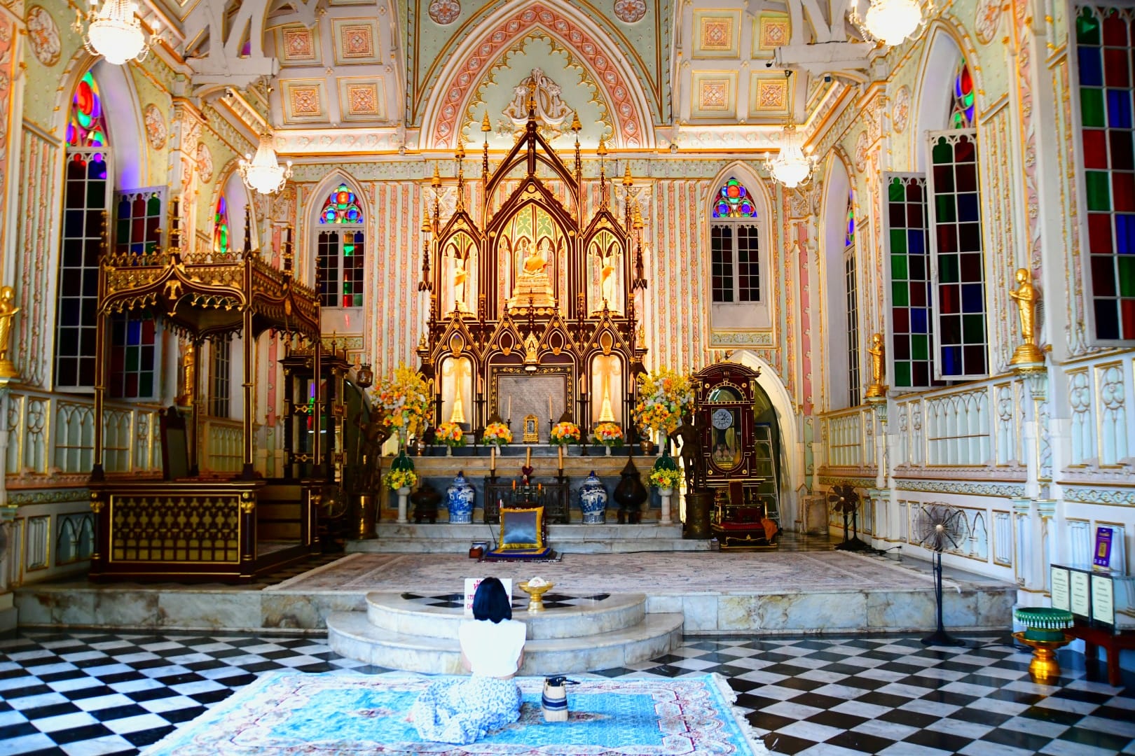 Wat Niwet Thammaprawat : Un Temple Unique aux Allures d'Église