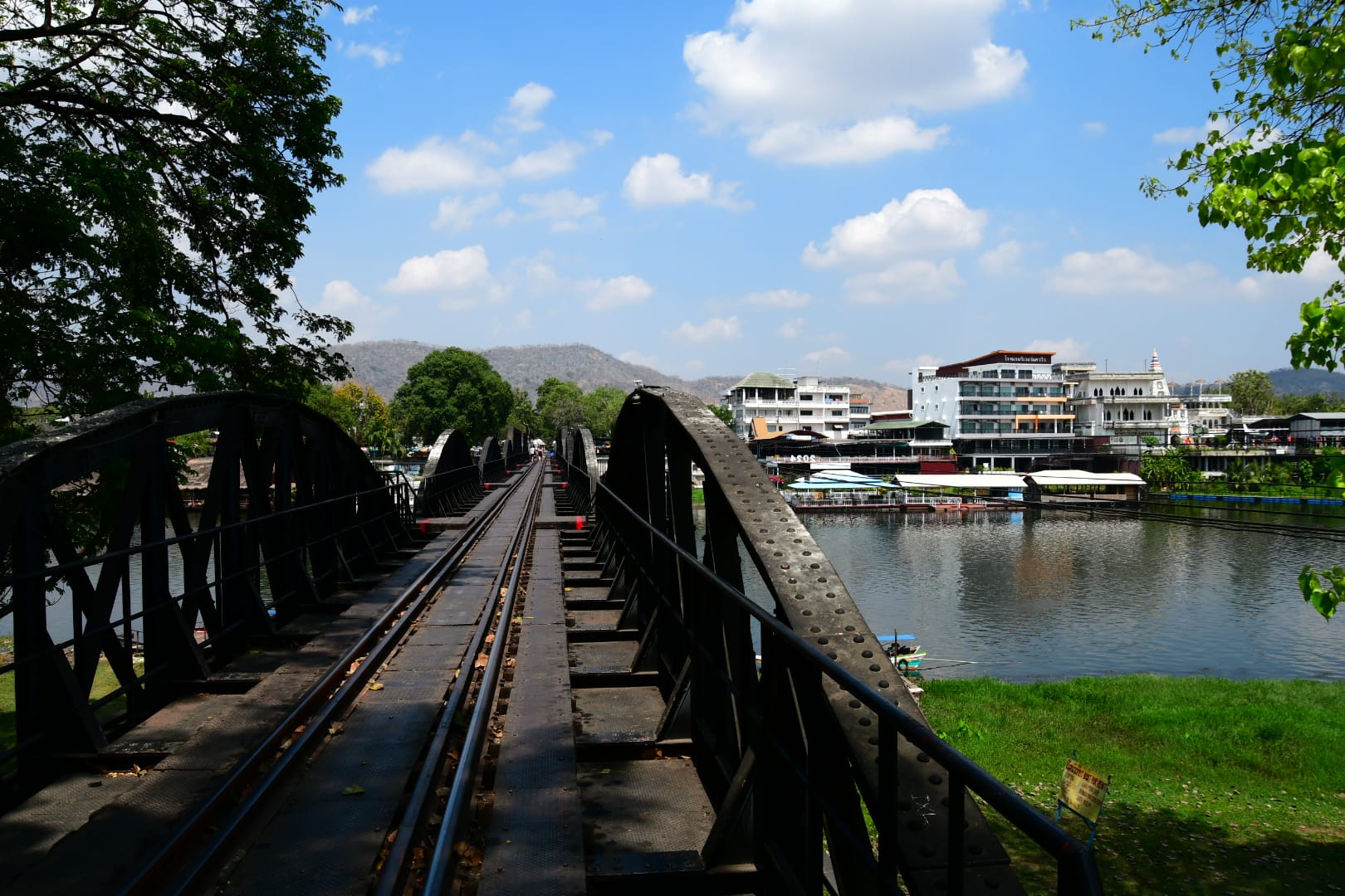 Le Pont de la Rivière Kwai et le Camp de la Mort à Kanchanaburi