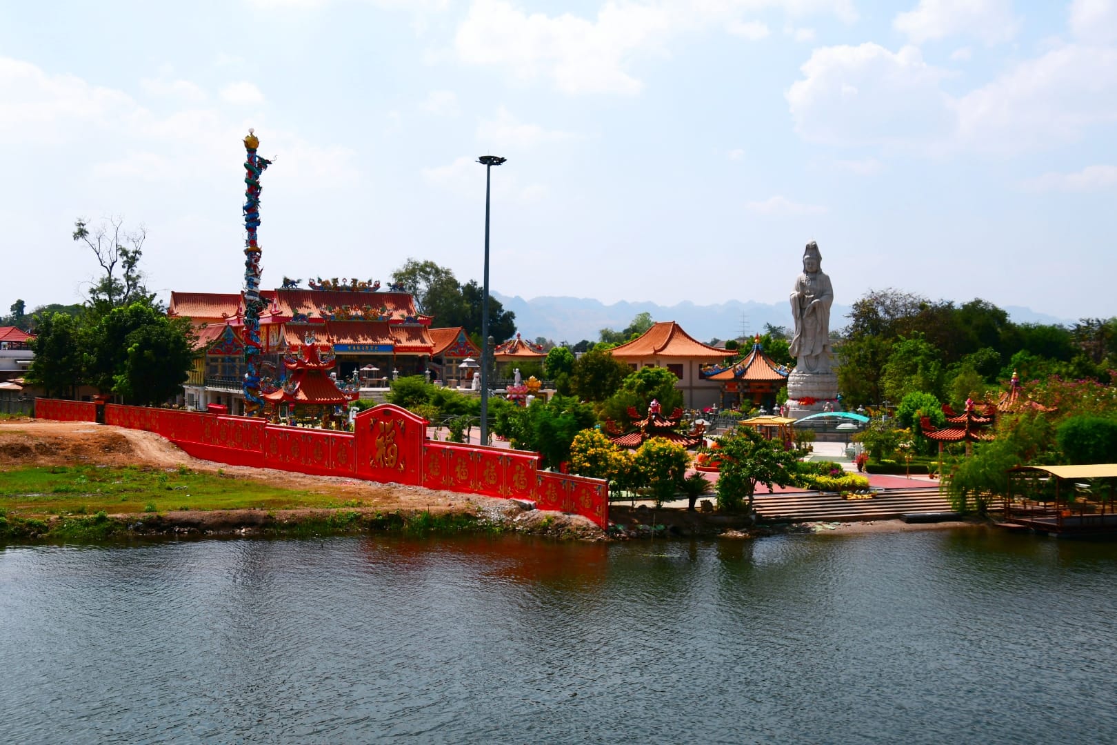 Wihan Phra Phothisat Kuan Im : Un Temple Chinois Magnifique à Kanchanaburi